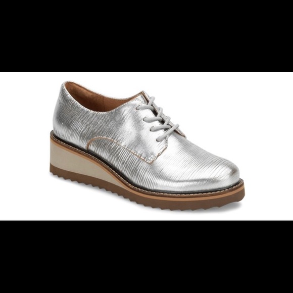 A fashionable oxford set on a chic sawtooth wedge. - Picture 2 of 6